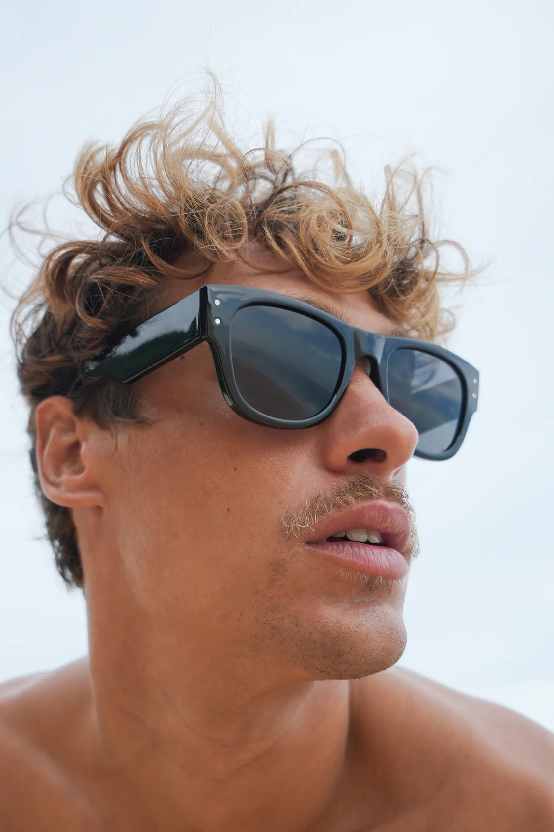 Black Wayfarer-Inspired Unisex Sunglasses - Image 3