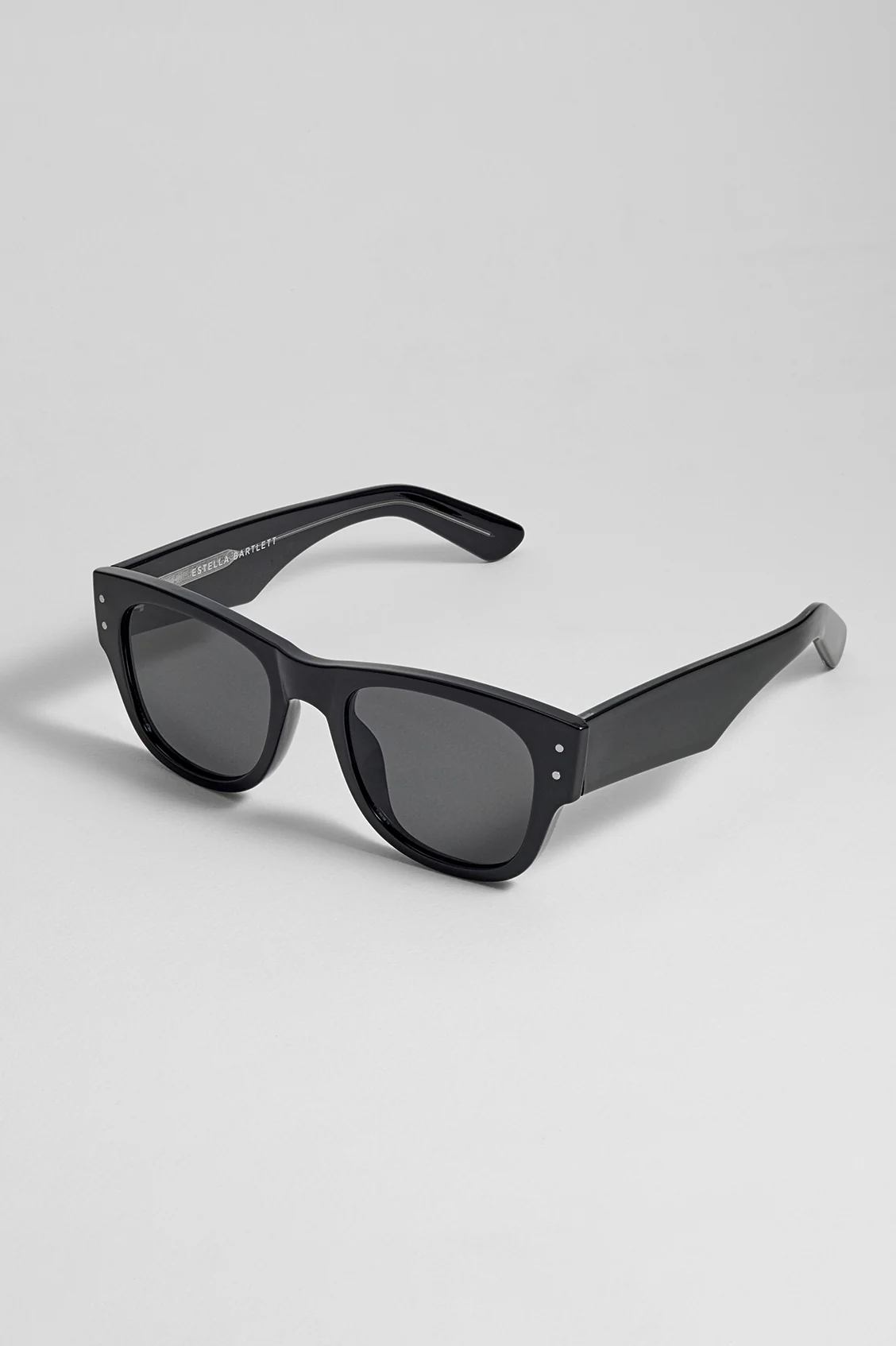 Black Wayfarer-Inspired Unisex Sunglasses - Image 4